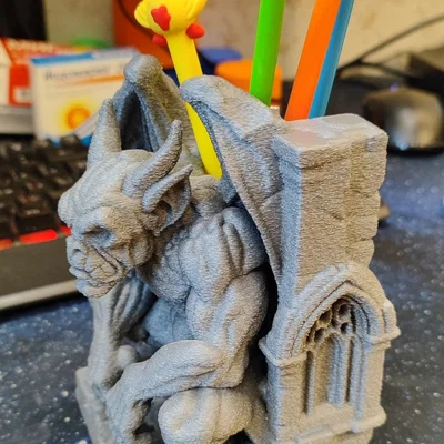 Kẹp bút gargoyle cánh gập (Folded-wing gargoyle pen holder)