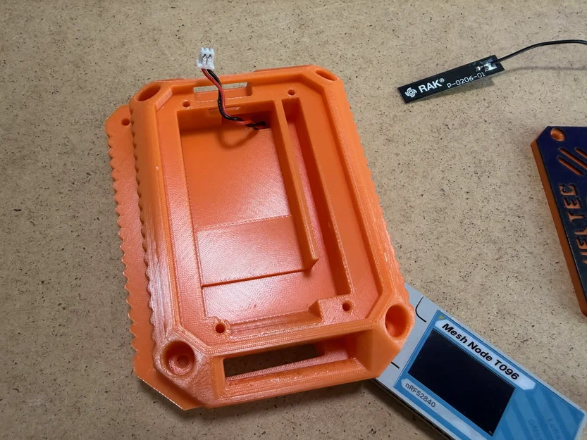 Vỏ Heltec Mesh Node T096/Heltec Wireless Tracker V2 cho pin lipo & anten trong - Image 6