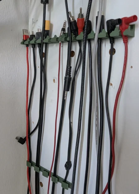 Thanh kẹp giữ dây cáp (Universal Cable Holder) in 3D gọn gàng - Image 1