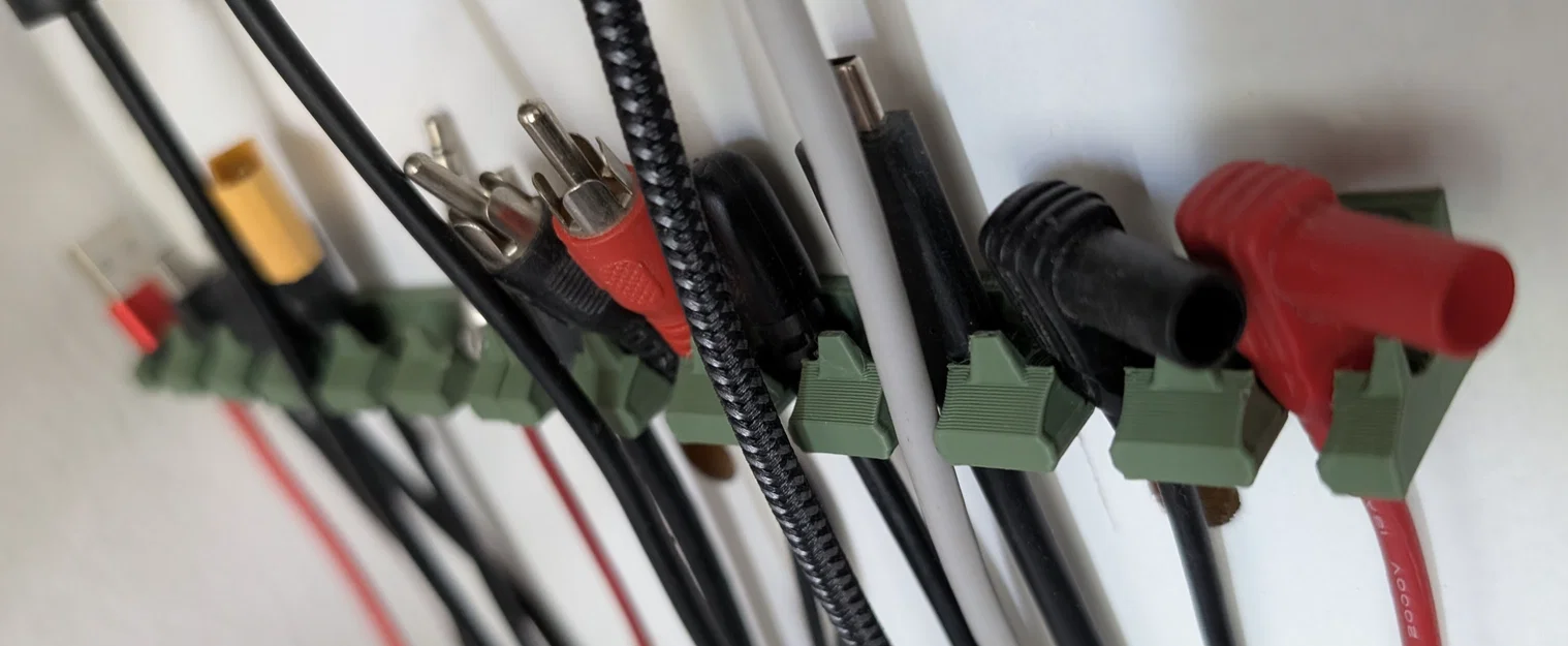 Thanh kẹp giữ dây cáp (Universal Cable Holder) in 3D gọn gàng - Image 2
