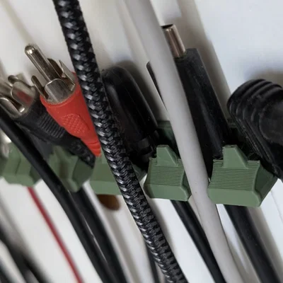 Thanh kẹp giữ dây cáp (Universal Cable Holder) in 3D gọn gàng