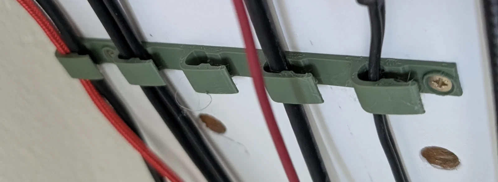 Thanh kẹp giữ dây cáp (Universal Cable Holder) in 3D gọn gàng - Image 3