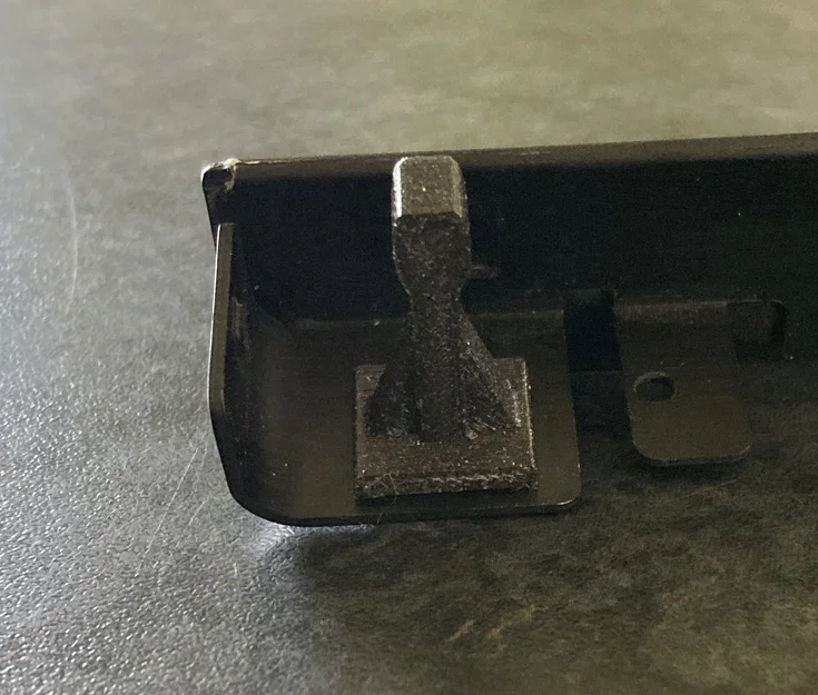 Ngàm nhựa giữ mặt trước Lian-Li PC-B25F (Panel Clip) - Image 1