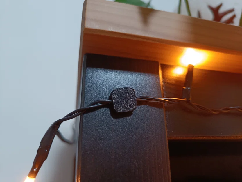 Kẹp giữ dây LED dạng dây đèn (LED chain holder) - Image 1