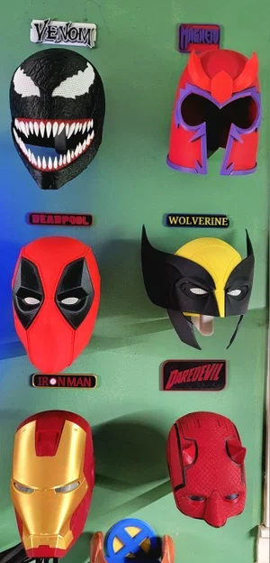 Bảng Tên Trưng Bày Nón – Helmet Showcase Nameplates - Image 1