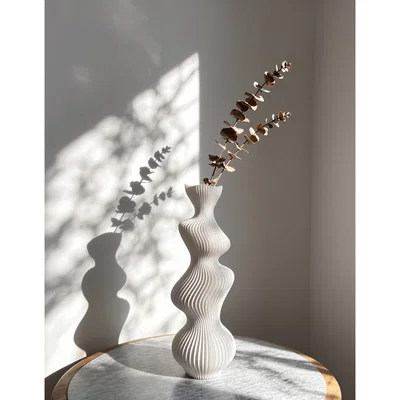 The Fluid Rhythm Vase – Bình hoa nhịp điệu uyển chuyển