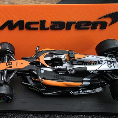 Kệ trưng bày Bburago F1 1/43 McLaren với chân đế nghiêng
