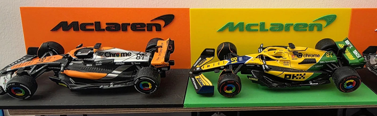 Kệ trưng bày Bburago F1 1/43 McLaren với chân đế nghiêng - Image 4
