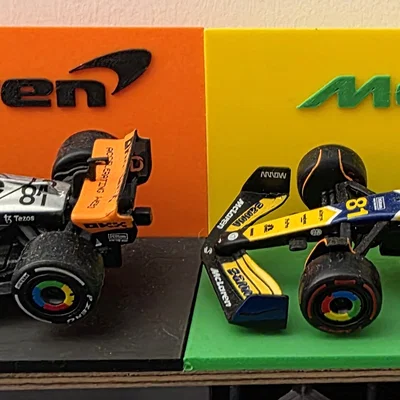 Kệ trưng bày Bburago F1 1/43 McLaren với chân đế nghiêng