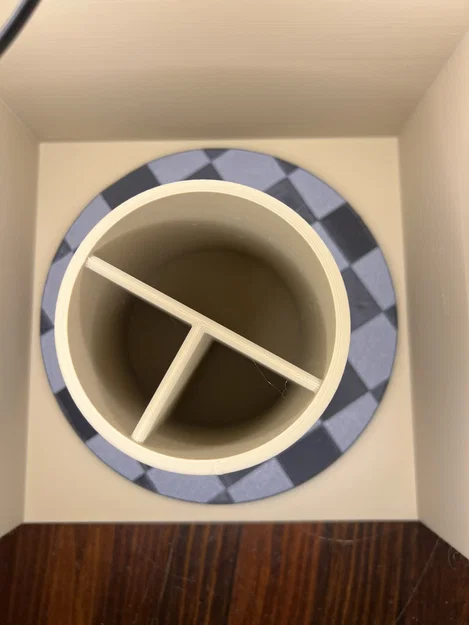 Ống đựng bút hình trụ họa tiết lục giác (Hex‑pattern cylindrical pen holder) - Image 1