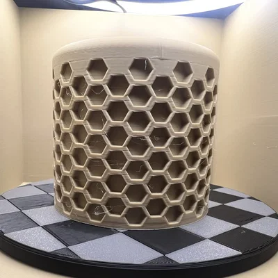 Ống đựng bút hình trụ họa tiết lục giác (Hex‑pattern cylindrical pen holder)