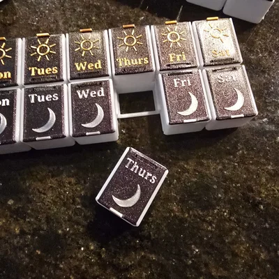 Hộp thuốc (pill box) / medication organizer với các hộp ngăn kéo rút rời