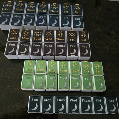 Hộp thuốc (pill box) / medication organizer với các hộp ngăn kéo rút rời