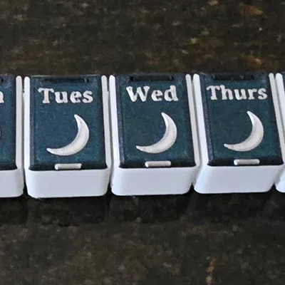 Hộp thuốc (pill box) / medication organizer với các hộp ngăn kéo rút rời