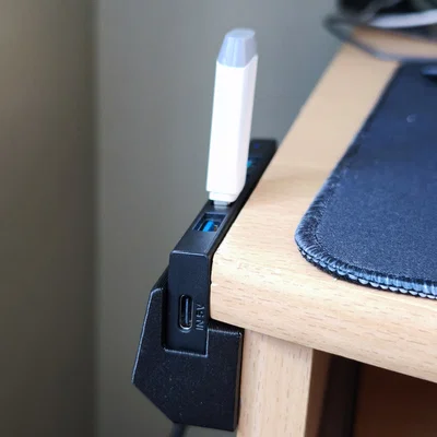 Giá đỡ USB hub gắn cạnh bàn tiện lợi cho không gian làm việc