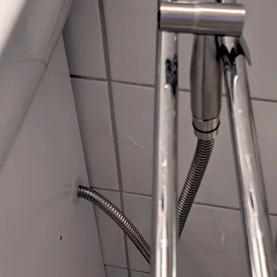 Ốp luồn ống sen qua vách tủ (Shower Hose Passthrough cho vòi sen/bidet)