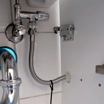 Ốp luồn ống sen qua vách tủ (Shower Hose Passthrough cho vòi sen/bidet)
