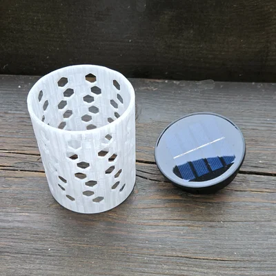 Đèn bàn LED năng lượng mặt trời đơn giản với điểm sáng lục giác