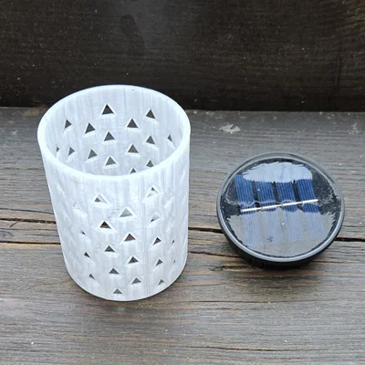 Đèn bàn LED năng lượng mặt trời đơn giản với các điểm sáng hình tam giác