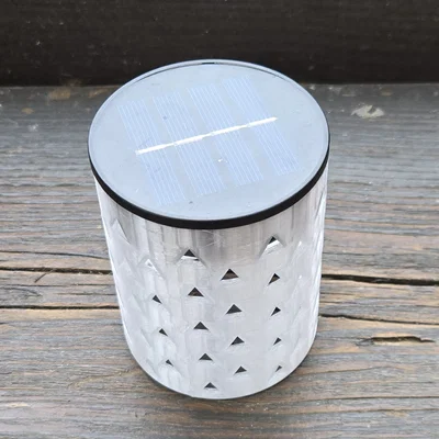 Đèn bàn LED năng lượng mặt trời đơn giản với các điểm sáng hình tam giác