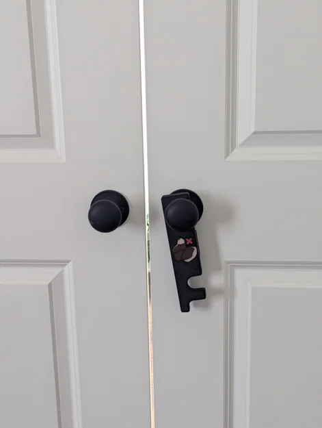 Bark Blocker – Chốt gài cho cửa đôi (ball-catch) để chặn chó mở cửa - Image 3