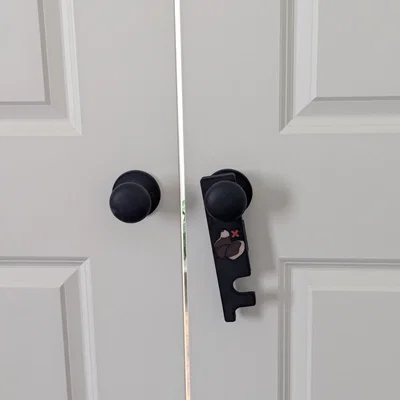 Bark Blocker – Chốt gài cho cửa đôi (ball-catch) để chặn chó mở cửa