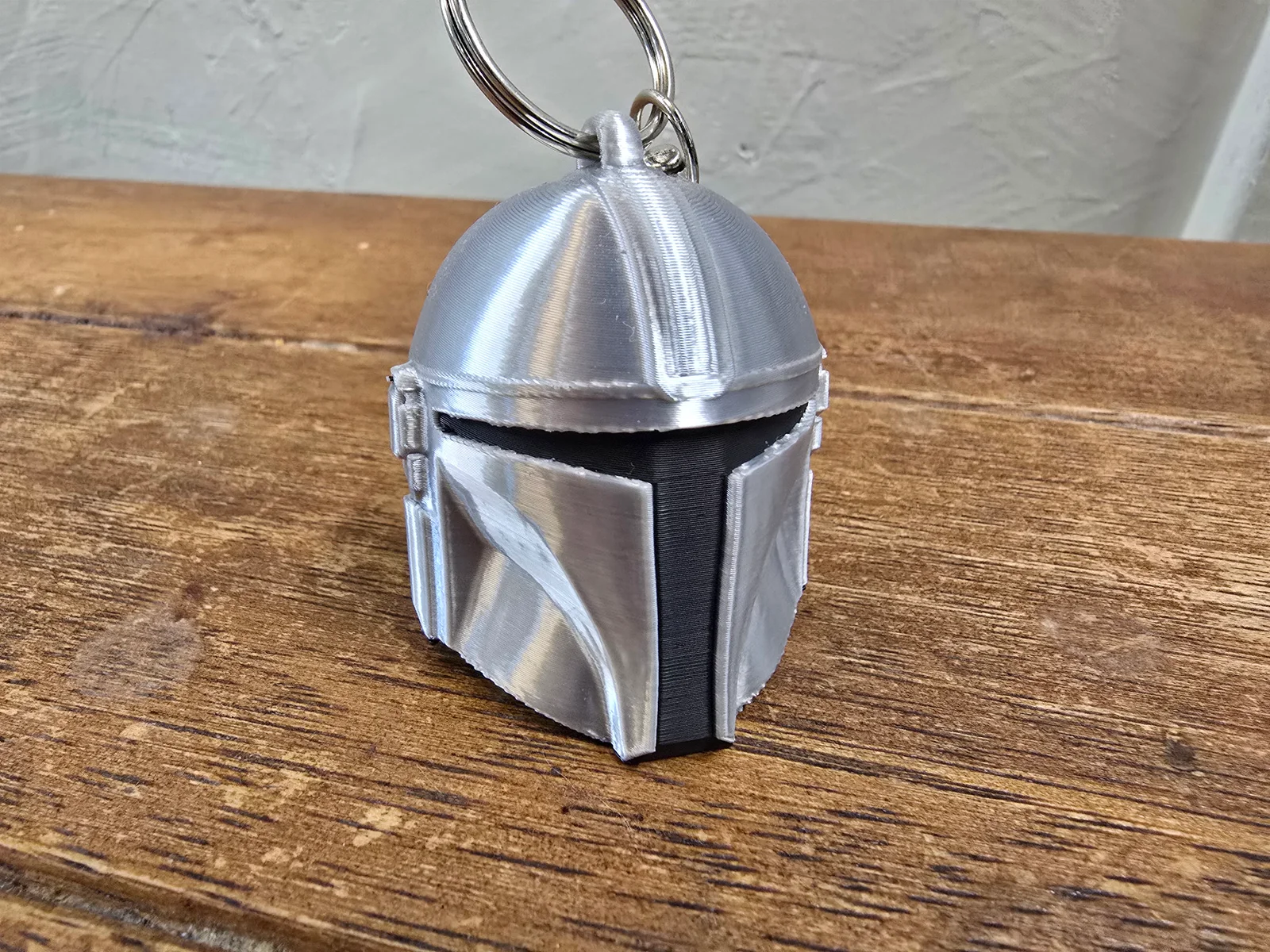 Móc khóa mũ bảo hiểm Mandalorian độc đáo cho fan Star Wars 1