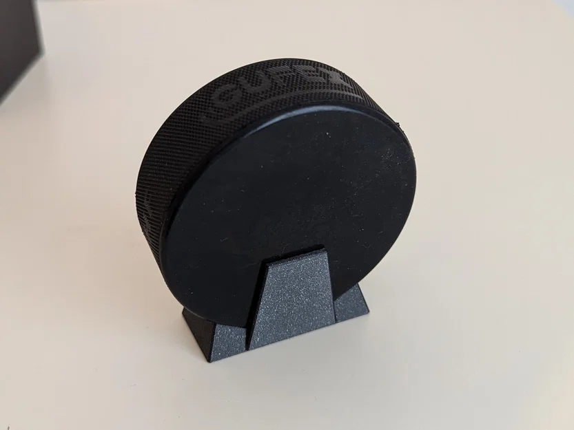 Đế trưng bày puck khúc côn cầu (Puck display stand) in 3D đơn giản - Image 3
