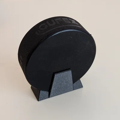 Đế trưng bày puck khúc côn cầu (Puck display stand) in 3D đơn giản
