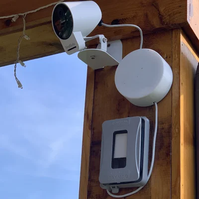 Giá giữ dây nguồn camera ngoài trời