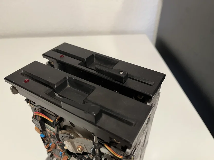 Tay gạt khóa ổ đĩa mềm Mitsubishi MF501B (floppy lock arm) - Image 1