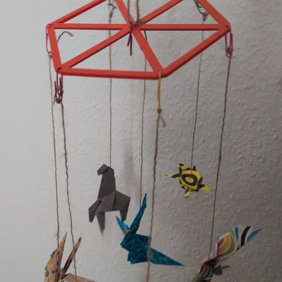 Mobile treo nôi cho bé với origami và paperclips