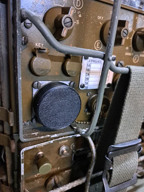 Nắp đậy cổng nguồn cho thiết bị radio quân sự WW2 GRC-9 - Image 1