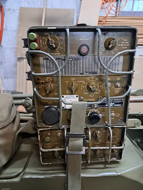 Nắp đậy cổng nguồn cho thiết bị radio quân sự WW2 GRC-9 - Image 2