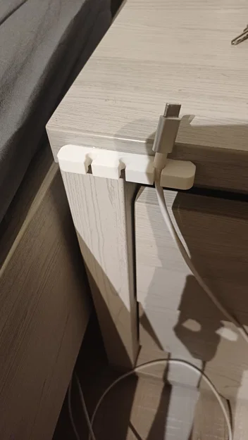 Kẹp giữ dây cáp 3 khe - Giải pháp gọn gàng cho bàn làm việc - Image 1