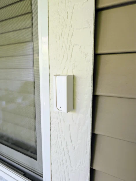 Giá đỡ cảm biến SwitchBot Indoor/Outdoor dán tường tiện lợi - Image 1