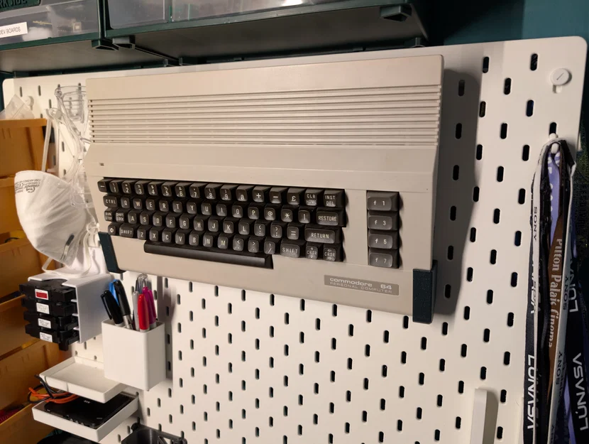 Ngàm treo Commodore 64C lên bảng IKEA Skadis – Giải pháp tiết kiệm diện tích - Image 1