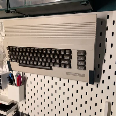 Ngàm treo Commodore 64C lên bảng IKEA Skadis – Giải pháp tiết kiệm diện tích