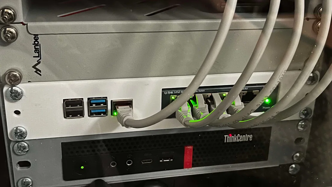 Ngàm gắn rack 10" U1 cho Raspberry Pi 4 & TP-Link TL-SG105 - Image 1