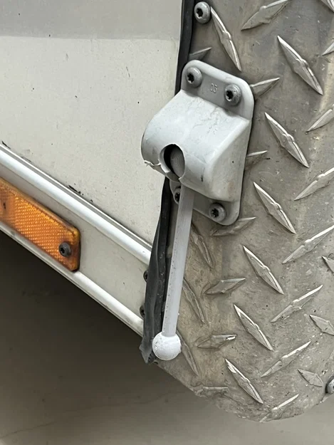 Chốt giữ cửa trailer Wells Cargo (Wells Cargo Trailer Door Holder) - Image 2