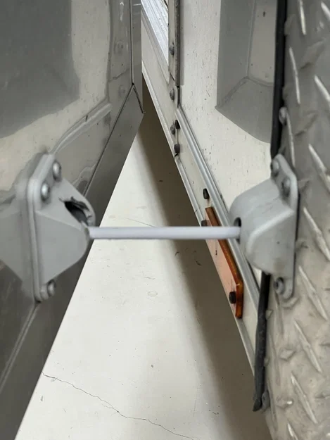 Chốt giữ cửa trailer Wells Cargo (Wells Cargo Trailer Door Holder) - Image 3