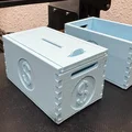 Mô hình hộp đựng tiền tiết kiệm hình thùng gỗ (Dollar Coin Bank Crate) - Thumbnail 1