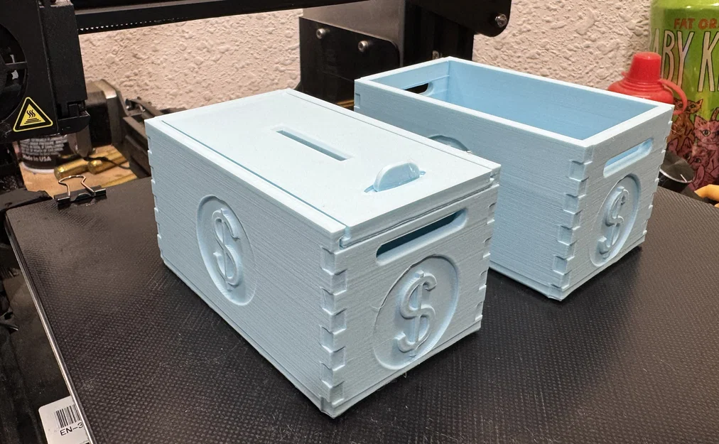Mô hình hộp đựng tiền tiết kiệm hình thùng gỗ (Dollar Coin Bank Crate) - Image 2