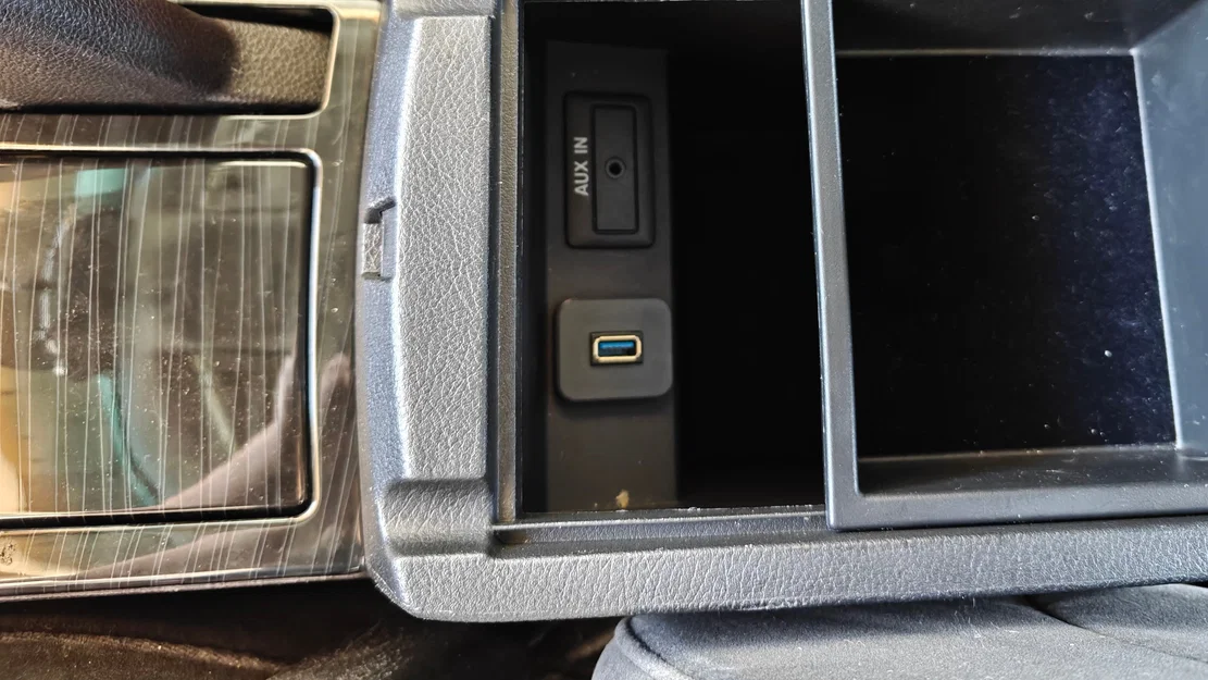 Viền/Ngàm USB Mazda6 (Mazda6 USB Bezel) - Image 1