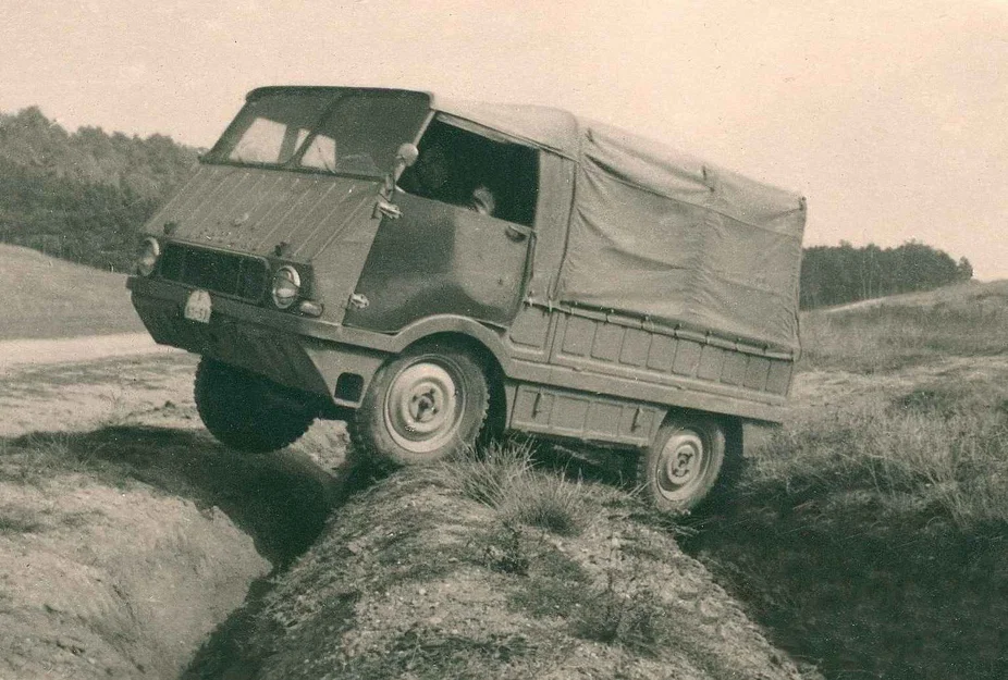 Mô hình in 3D xe cổ Škoda 998 Agromobil 1962 địa hình - Image 2