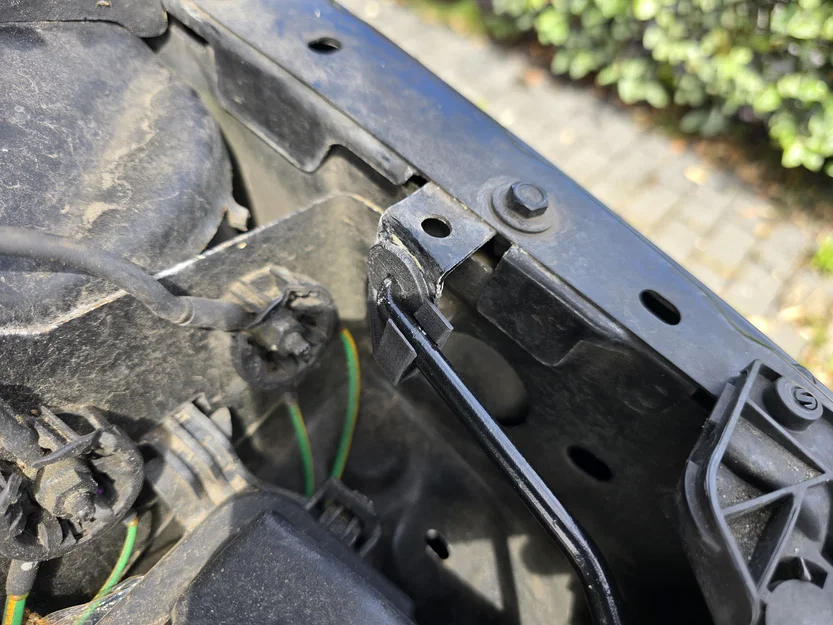 Kẹp giữ thanh chống nắp capo cho xe Peugeot 308 T9 - Image 2