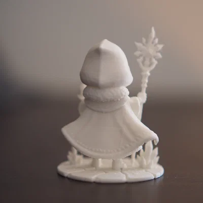 Frostveil – Nữ Pháp Sư Băng Chibi 70mm Fantasy