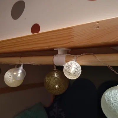 Giá treo rèm và đèn trang trí cho giường tầng Kura từ IKEA