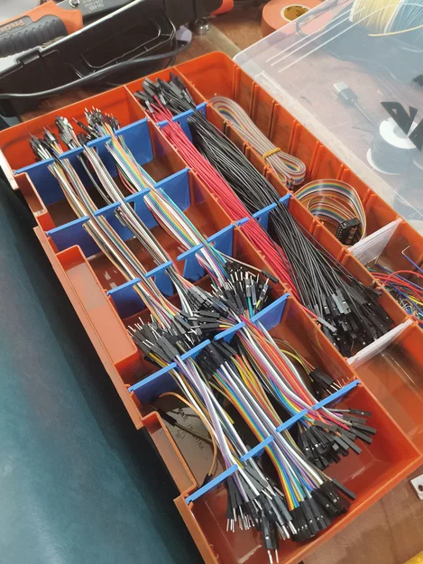 Thanh chia ngăn giữ dây điện cho hộp Plano 3700 Series - Image 1