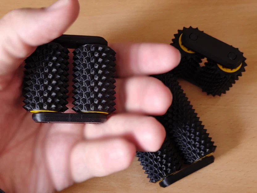 Con lăn tay gai (spiky hand roller) với printed bearings - Image 2